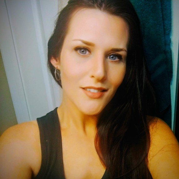 Meet your Posher, Laura - Picture 1 of 1